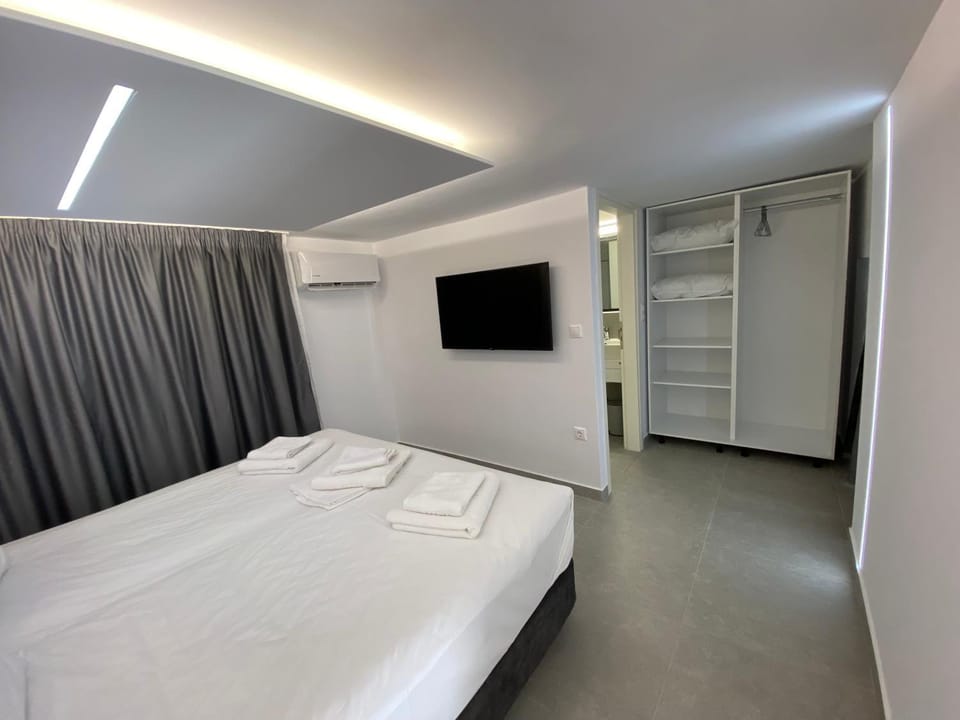 Bed, TV and multimedia, Photo of the whole room