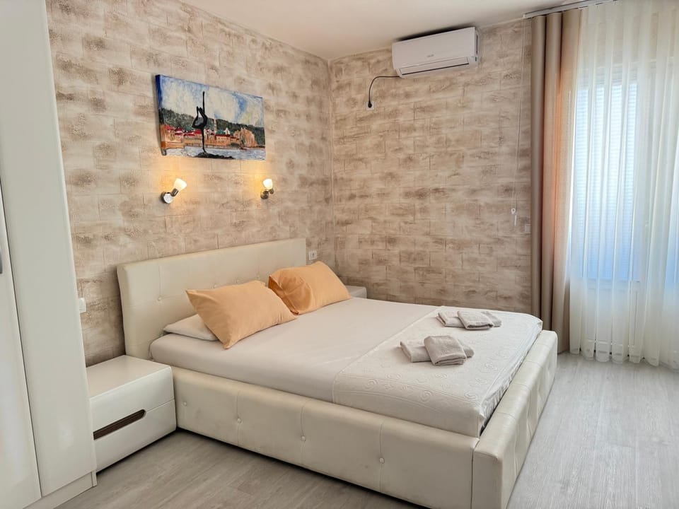 Bed, Day, air conditioner