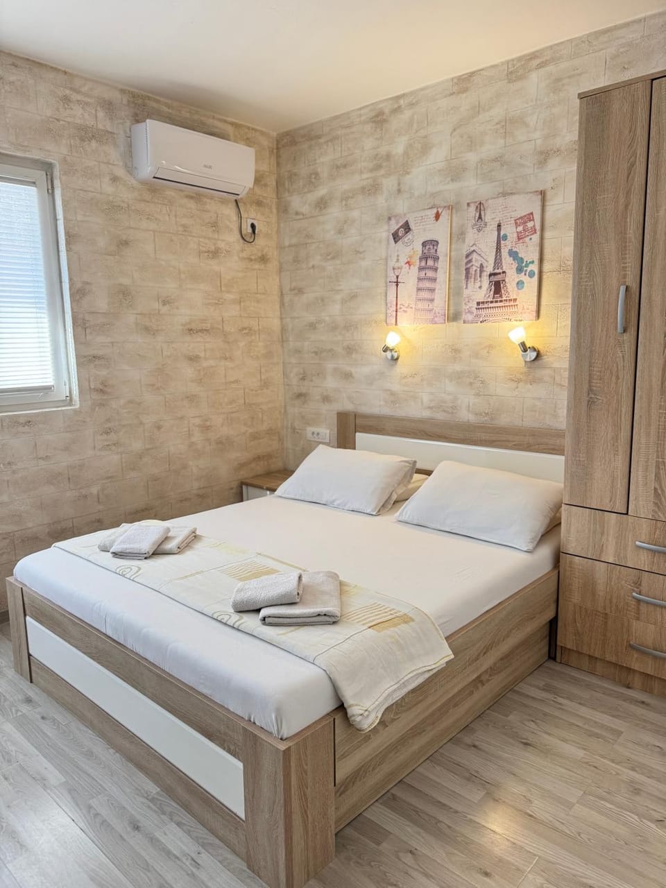 Bed, towels, air conditioner