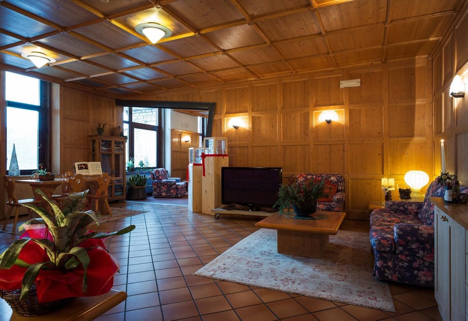 Communal lounge/ TV room