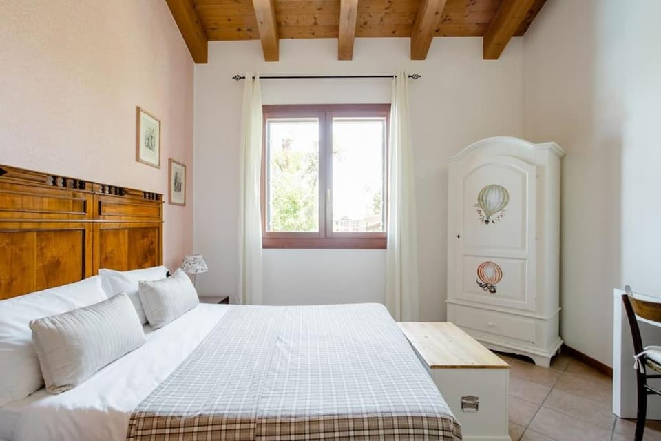 Bed, Photo of the whole room, Bedroom, wardrobe