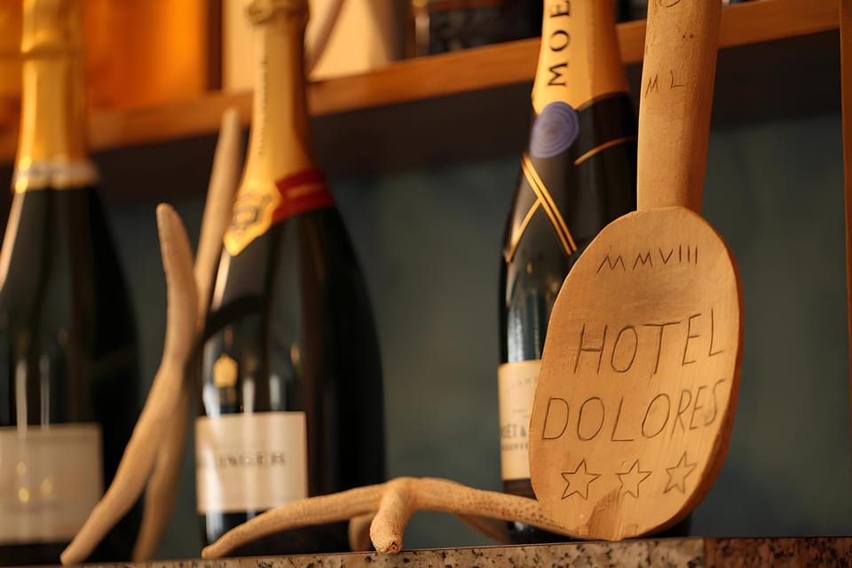 Property logo or sign, Food and drinks, Drinks, Alcoholic drinks