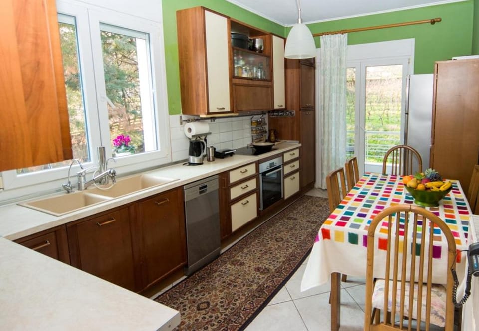 Kitchen or kitchenette, Dining area