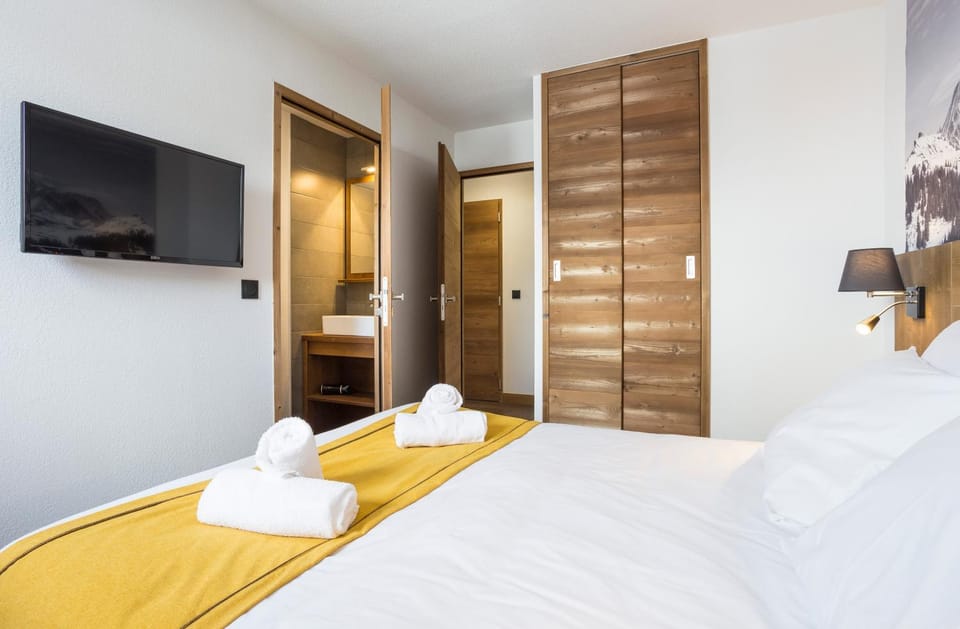 Bed, Bathroom, Bedroom