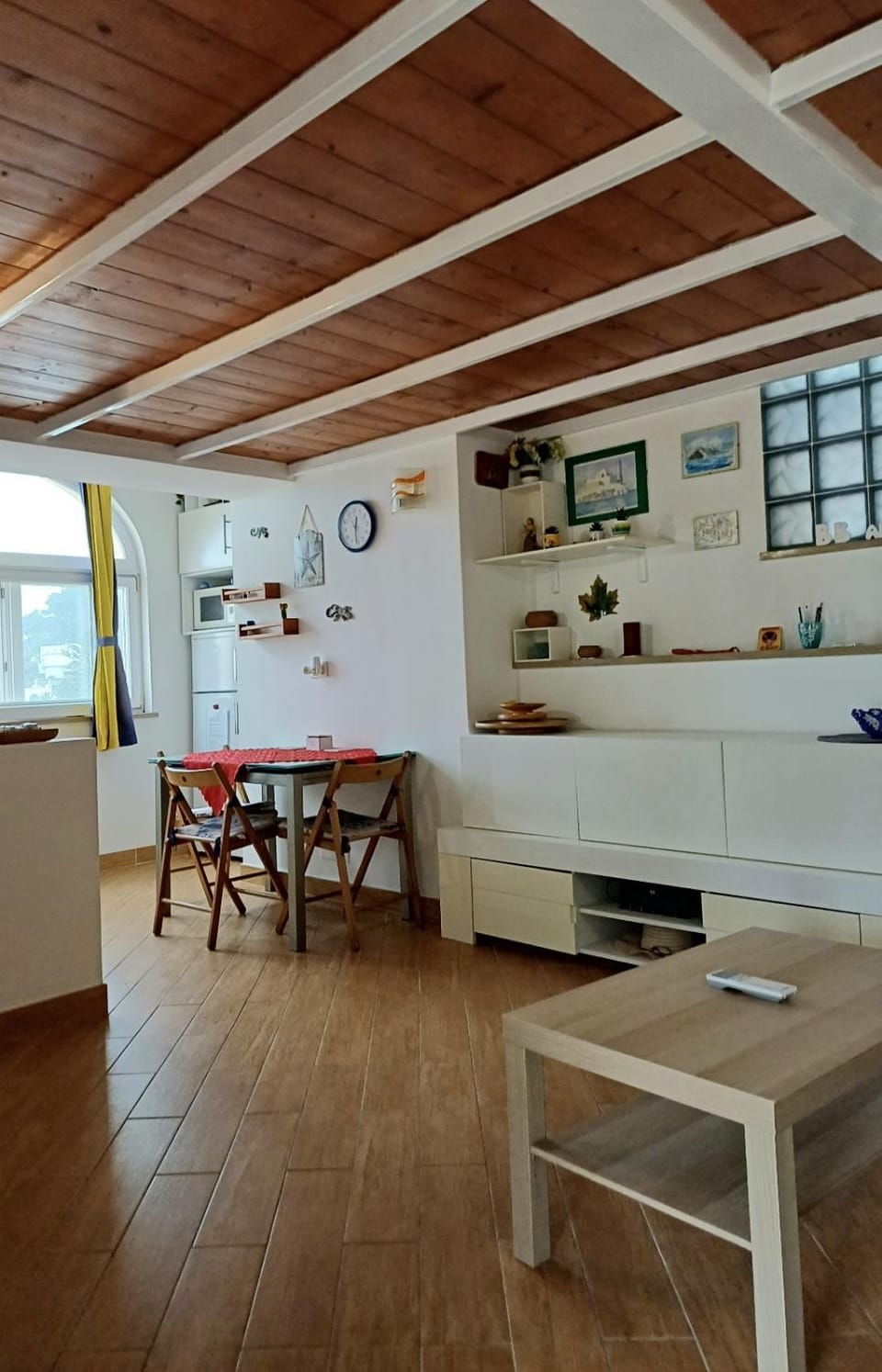 Photo of the whole room, Dining area
