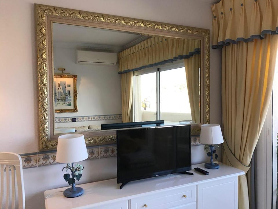 Communal lounge/ TV room, TV and multimedia, Decorative detail