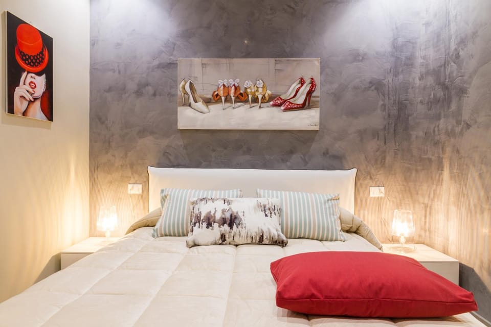 Spring, Bed, Day, People, People, People, Winter, Summer, Photo of the whole room, Decorative detail, Decorative detail, Bedroom, Autumn, On site, Seasons, Time of day, Sunrise, Sunset, Family, Family, Family