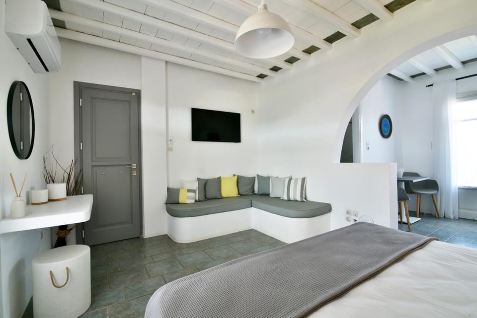 Photo of the whole room, Seating area