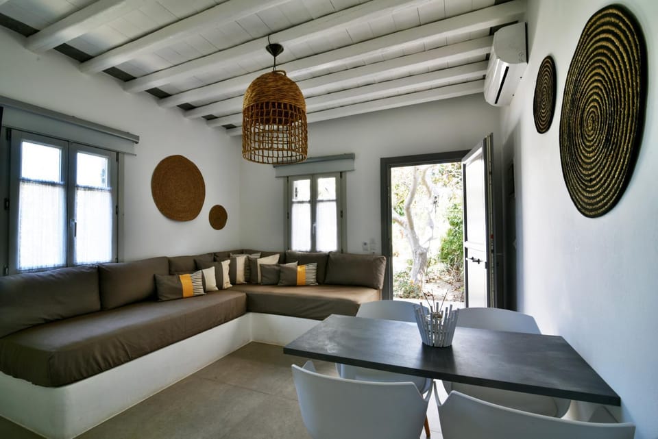 Seating area, Dining area, kitchen