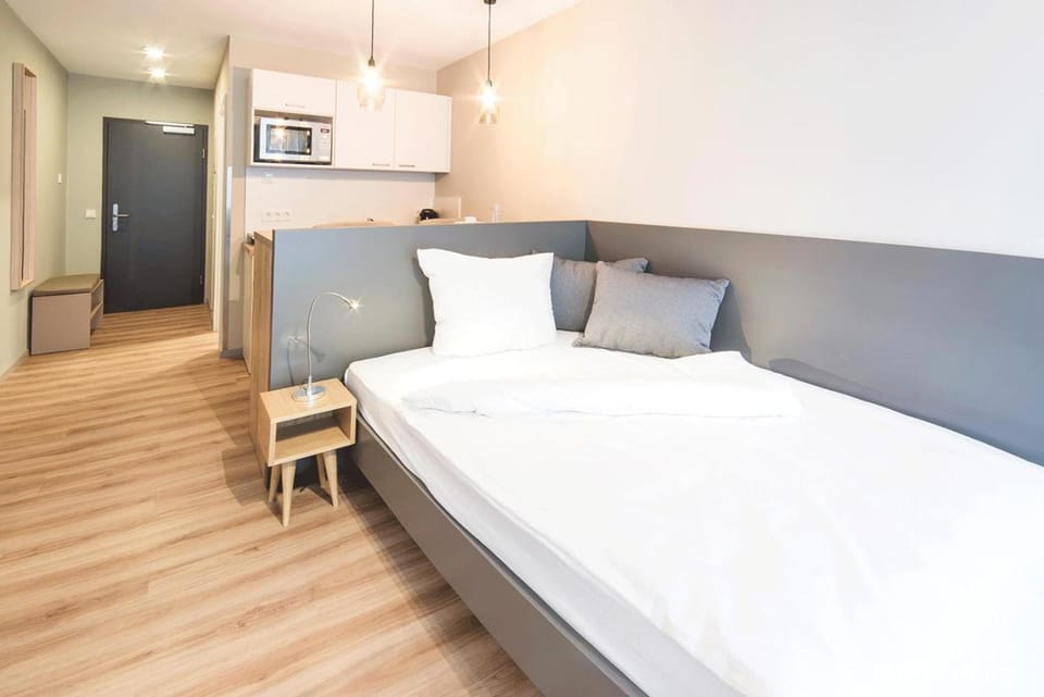 Kitchen or kitchenette, Dining area, Bedroom