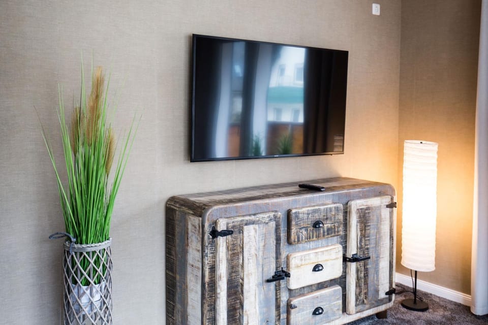 TV and multimedia, Living room, Photo of the whole room, Decorative detail, Seating area