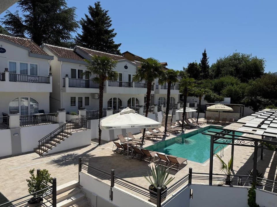 Property building, Day, Pool view, Swimming pool, sunbed