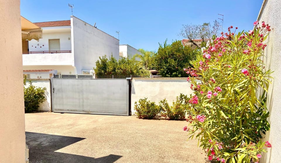 Property building, Day, Garden view, Parking