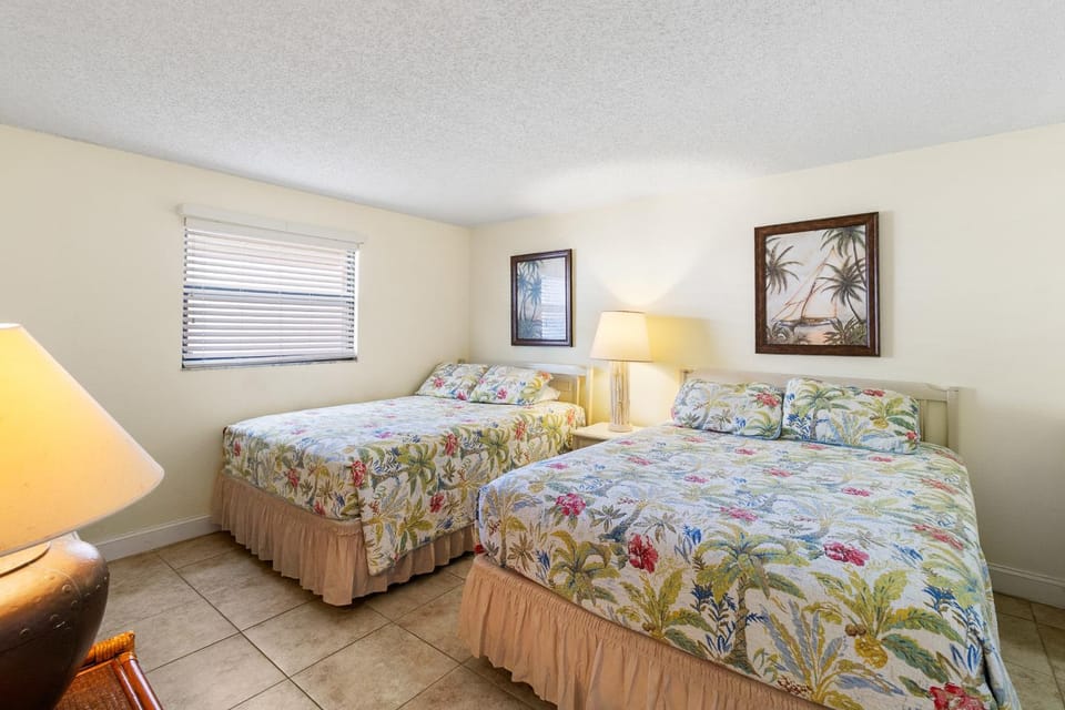 Direct Beachfront Balcony - Beach Place #309 Apartment in Madeira Beach