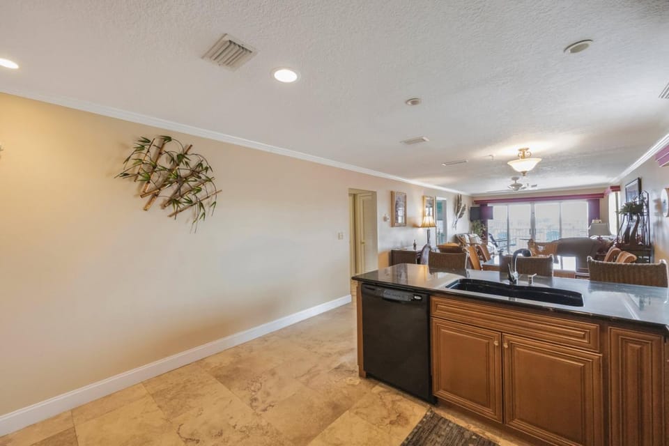 Beachfront Complex - 2b 2b - Beach Place #501 Apartment in Madeira Beach