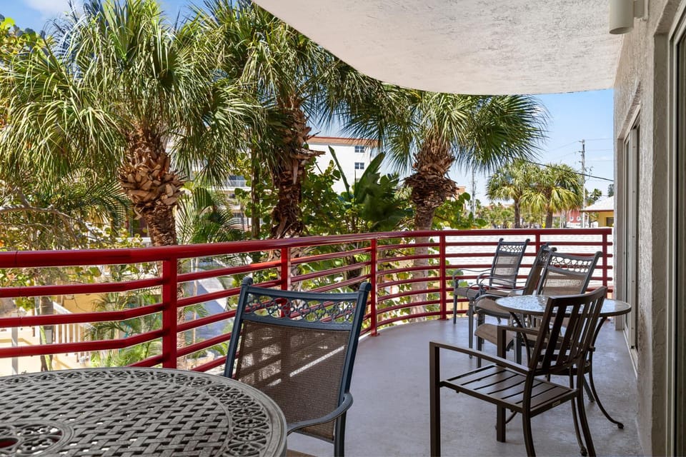 Luxury Updated Unit w/ Balcony - Crimson #105 Apartment in Madeira Beach