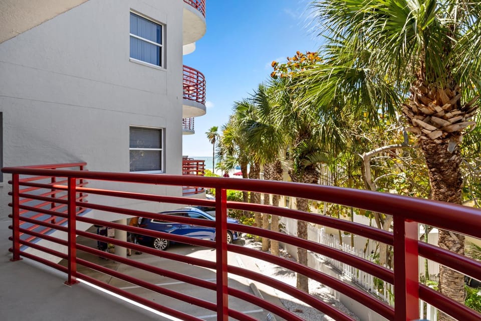 Luxury Updated Unit w/ Balcony - Crimson #105 Apartment in Madeira Beach