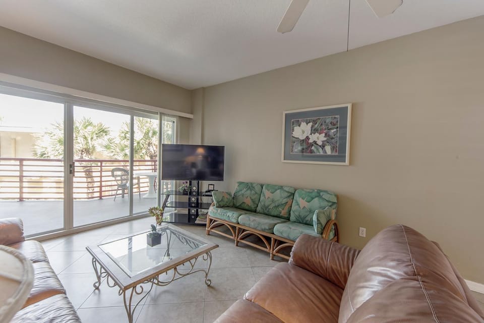 Luxury Updated Beach Condo - Crimson #104 Apartment in Madeira Beach
