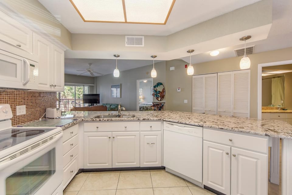 Luxury Updated Beach Condo - Crimson #104 Apartment in Madeira Beach