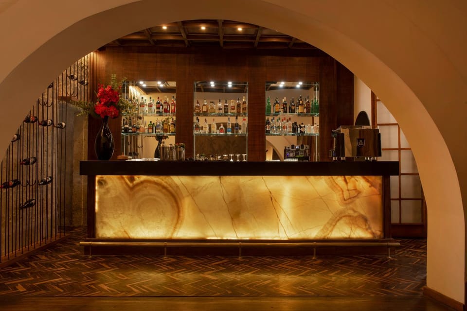 Restaurant/places to eat, Lounge or bar