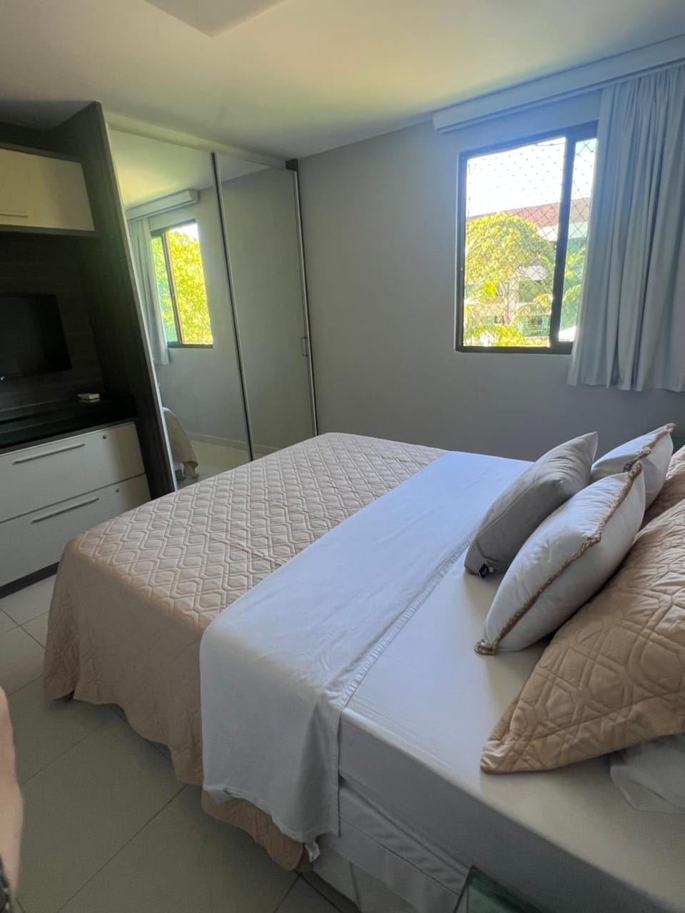 Photo of the whole room, Bedroom
