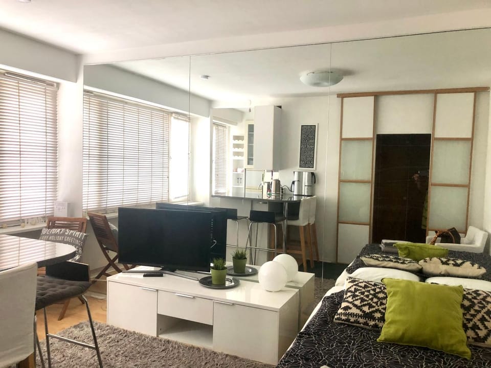 Coffee/tea facilities, Kitchen or kitchenette, Living room, Seating area