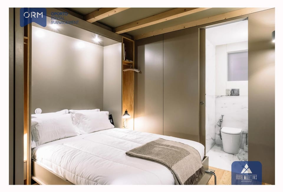 Toilet, Bed, Bathroom, Bedroom