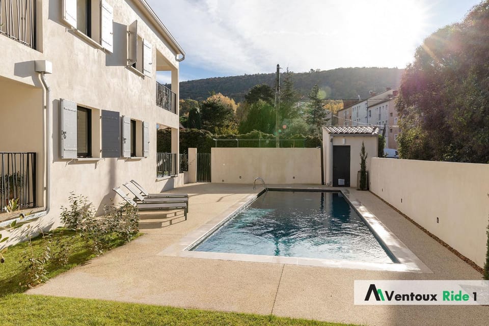 Property building, Day, Mountain view, Swimming pool