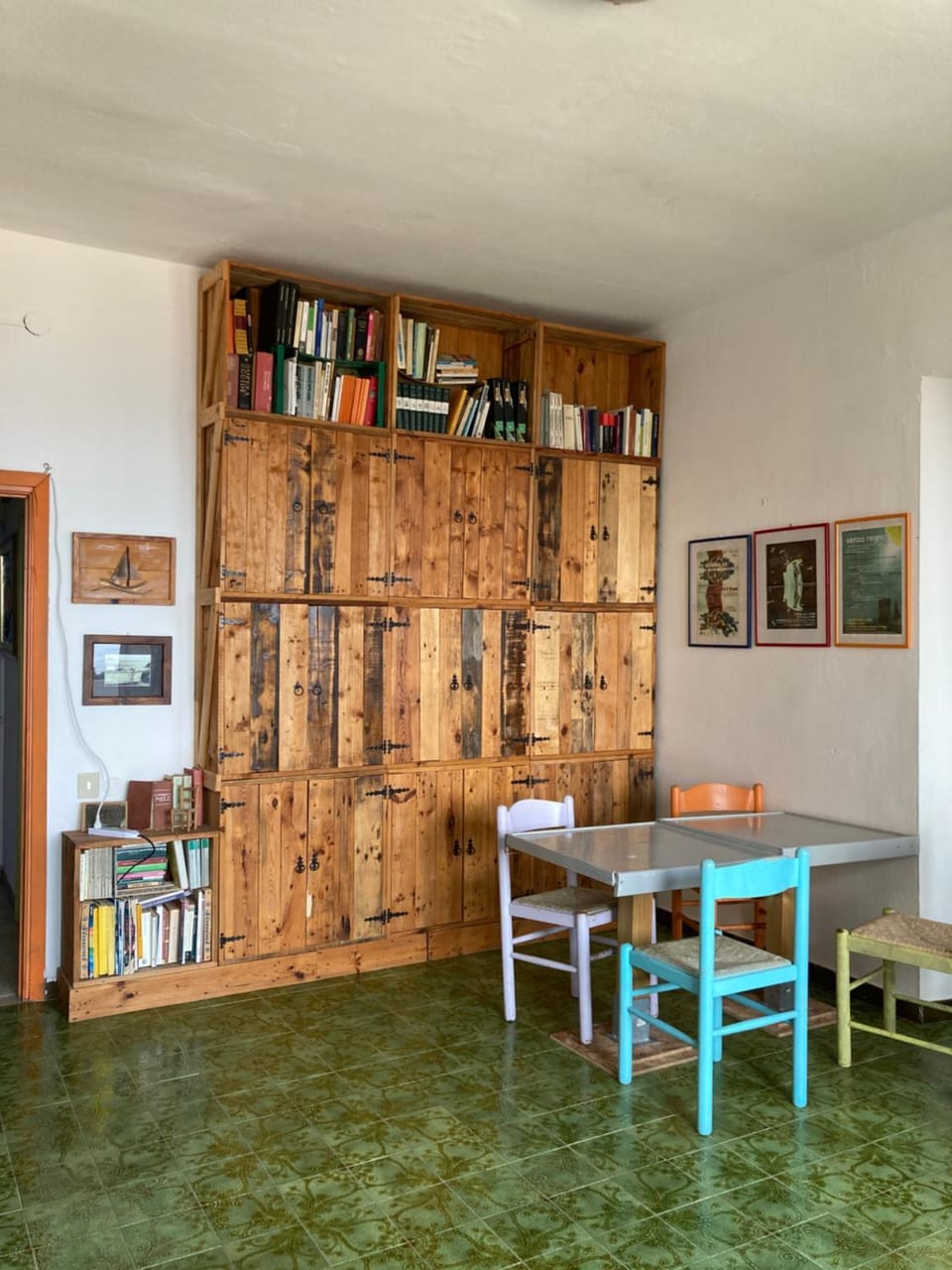 Library, Living room, Seating area, Dining area, Breakfast