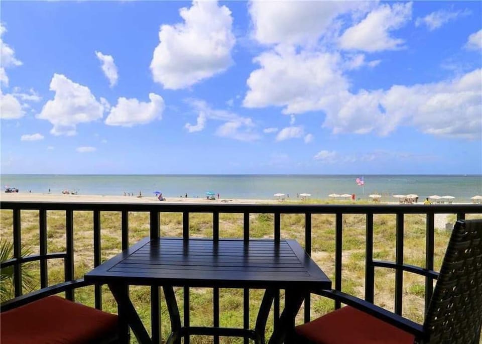 Direct Beach Front 1b 1b Balcony - Surf Song #240 Apartment in Madeira Beach