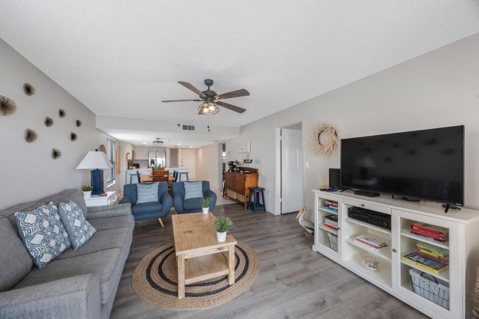 Beachfront Complex - 2b 2b - Beach Place #301 Apartment in Madeira Beach
