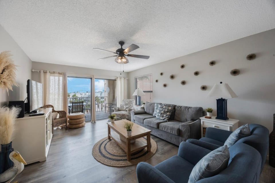 Beachfront Complex - 2b 2b - Beach Place #301 Apartment in Madeira Beach