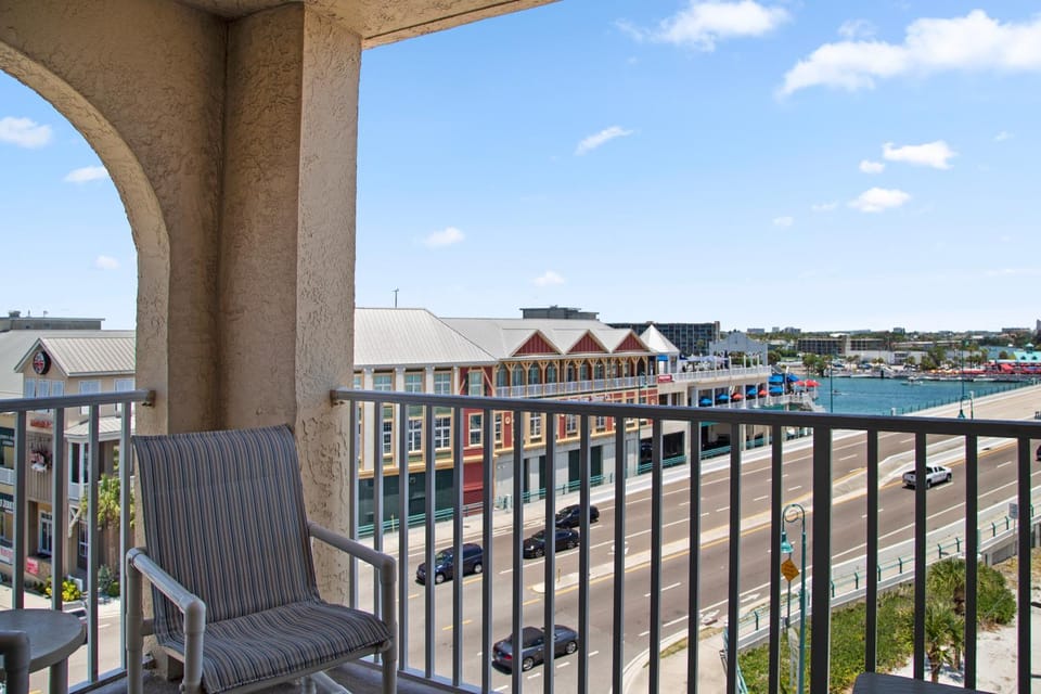 Beachfront Complex - 2b 2b - Beach Place #504 Apartment in Madeira Beach