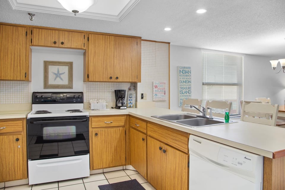 Beachfront Complex - 2b 2b - Beach Place #504 Apartment in Madeira Beach