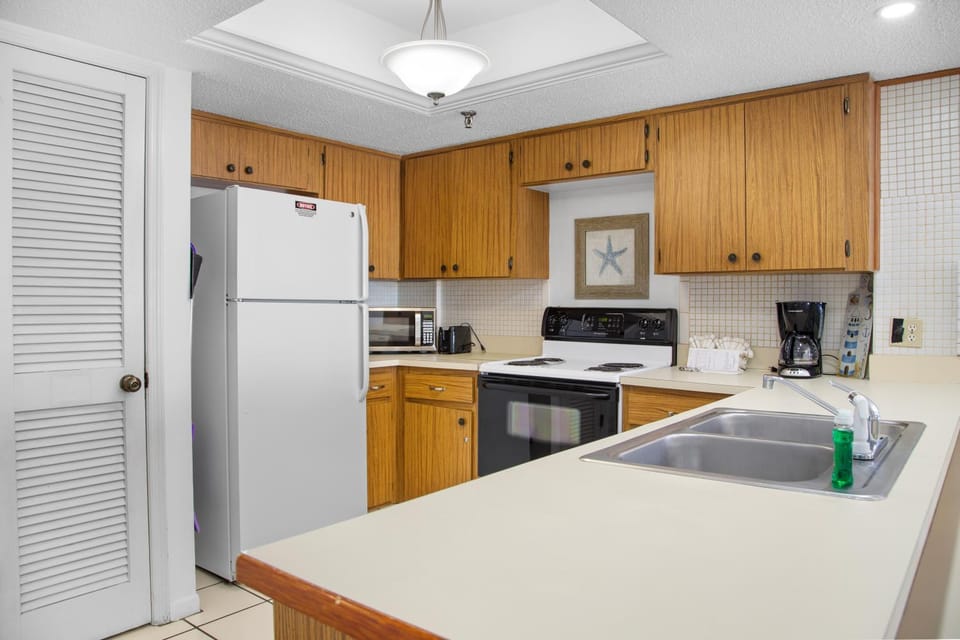 Beachfront Complex - 2b 2b - Beach Place #504 Apartment in Madeira Beach