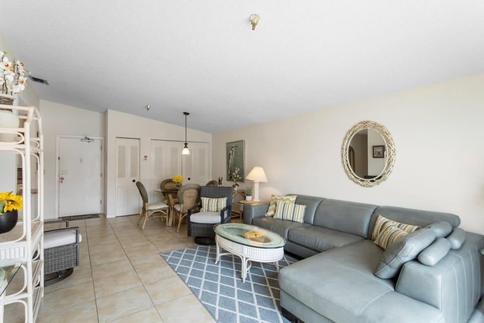 Beach View - Balcony - 2 Queen - Surf Song #350 Apartment in Madeira Beach
