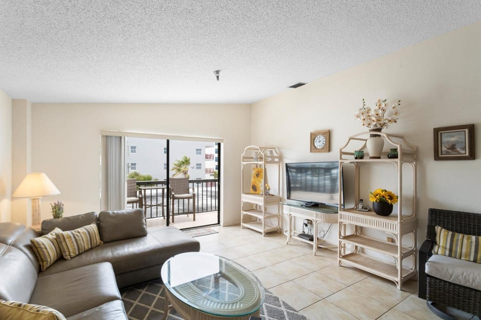 Beach View - Balcony - 2 Queen - Surf Song #350 Apartment in Madeira Beach