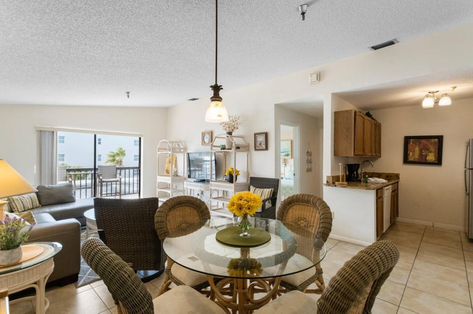 Beach View - Balcony - 2 Queen - Surf Song #350 Apartment in Madeira Beach