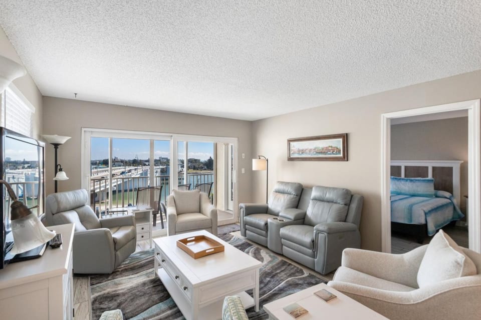 Beach View - Balcony - 3b 2b - Beach Place #505 Apartment in Madeira Beach