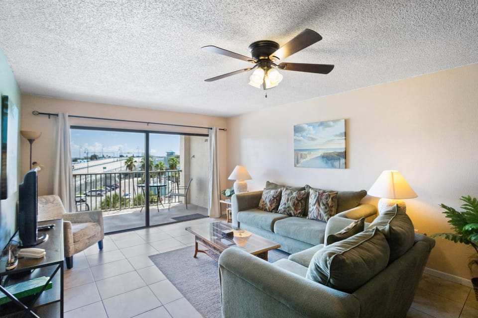 Beachfront Complex - 2b 2b - Beach Place #303 Apartment in Madeira Beach