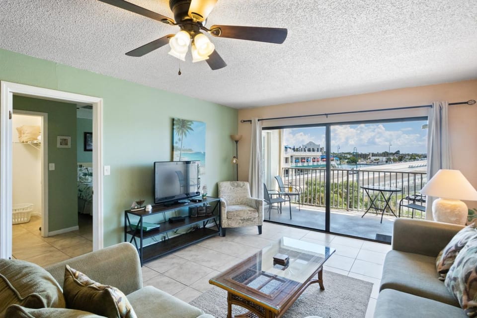 Beachfront Complex - 2b 2b - Beach Place #303 Apartment in Madeira Beach