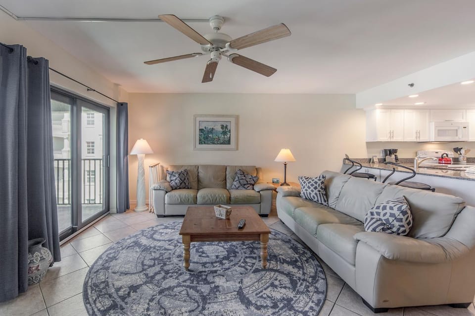 Beachfront Balcony Views - 2b 2b - The Shores #403 Apartment in North Redington Beach