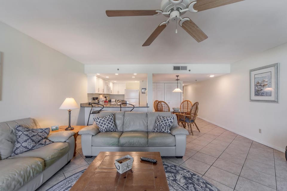 Beachfront Balcony Views - 2b 2b - The Shores #403 Apartment in North Redington Beach