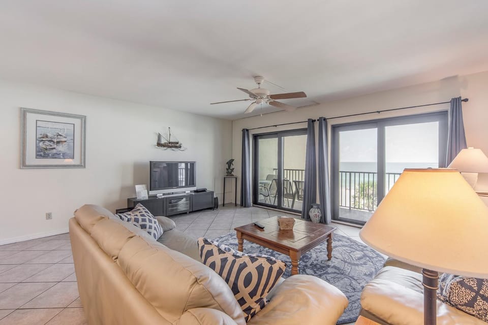 Beachfront Balcony Views - 2b 2b - The Shores #403 Apartment in North Redington Beach