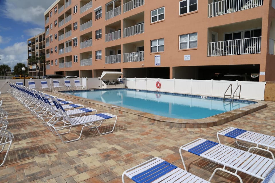 Corner Unit Views John's Pass - Beach Place #204 Apartment in Madeira Beach