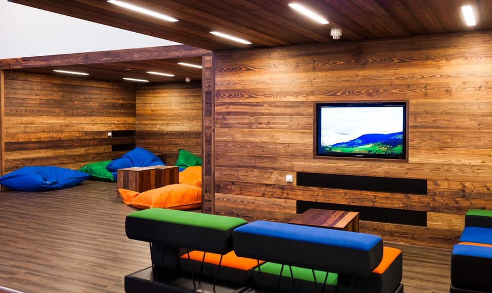 Communal lounge/ TV room, Lobby or reception, Lounge or bar