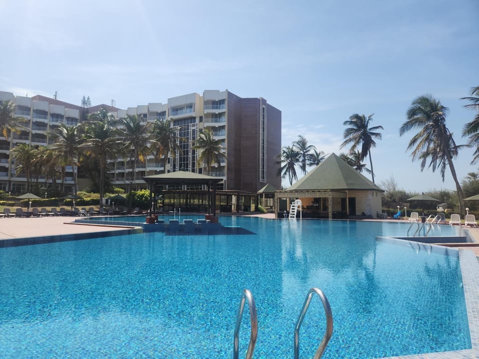 Property building, Day, Pool view, Swimming pool