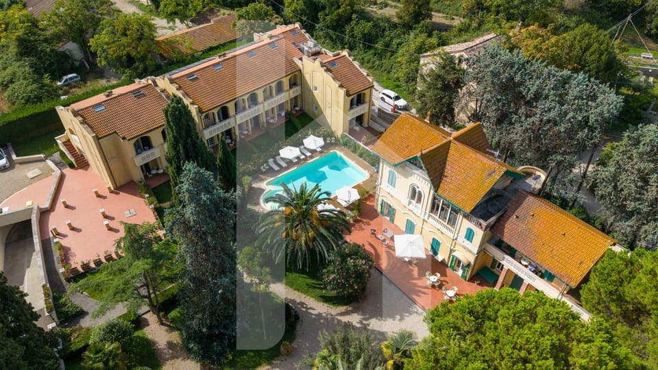 Property building, Day, Bird's eye view, Pool view, Swimming pool