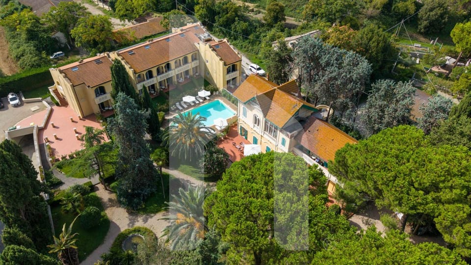 Property building, Day, Bird's eye view, Pool view, Swimming pool