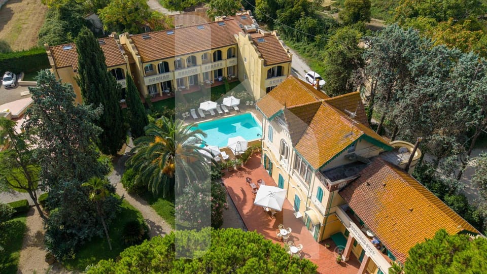 Property building, Day, Bird's eye view, Garden, Pool view, Swimming pool